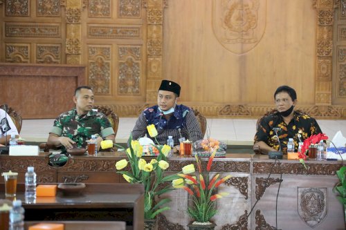 Pimpinan DPRD Klaten menghadiri Rembuk Stunting (Gangguan Pertumbuhan Anak) dan Penandatanganan Komitmen Bersama dalam penekanan angka Stunting di Kabupaten Klaten dengan Bupati Klaten, kemudian dilanjutkan dengan Sosialisasi Optimalisasi Pajak bagi Pewajib Pajak Mineral bukan Logam dan Batuan oleh Bupati Klaten dan Wakil Bupati Klaten di Pendopo Kabupaten Klaten (Selasa, 6 April 2021)