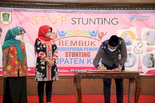 Rembuk Stunting (Gangguan Pertumbuhan Anak) dan Penandatanganan Komitmen Bersama dalam penekanan angka Stunting di Kabupaten Klaten dengan Bupati Klaten, kemudian dilanjutkan dengan Sosialisasi Optimalisasi Pajak bagi Pewajib Pajak Mineral bukan Logam dan Batuan oleh Bupati Klaten dan Wakil Bupati Klaten di Pendopo Kabupaten Klaten (Selasa, 6 April 2021)