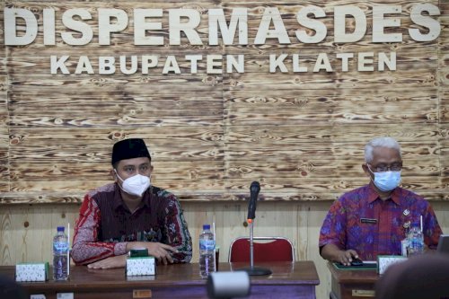 Ketua DPRD Kab. Klaten, Hamenang Wajar Ismoyo, S.I.Kom bersama bersama Anggota DPRD menghadiri Pertemuan Optimalisasi Implementasi Sanitasi Total berbasis Masyarakat (STBM) sebagai narasumber di Pendopo Kab. Klaten, kemudian menghadiri undangan di Dispermasdes Kab. Klaten, dan Sosialisasi Peraturan Daerah No.1 Tahun 2019 Peran Serta Pemerintah Daerah dan Masyarakat pada Lingkungan Sungai bersama beberapa Anggota DPRD Keb. Klaten (Kamis, 8 April 2021)