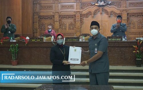 Ketua DPRD Klaten Hamenang Wajar Ismoyo menyerahkan catatan strategis kepada Bupati Klaten Sri Mulyani di rapat paripurna, Selasa (13/4) malam. 