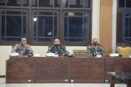 Rapat Paripurna dengan agenda Penyampaian Pemandangan Umum Fraksi - Fraksi terhadap Raperda tentang Grand Design Pembangunan Kependudukan dan Raperda tentang Perubahan atas Perda Kab. Klaten No 16 Tahun 2013 tentang Jaminan Kesehatan Masyarakat Miskin di Kab. Klaten. Kemudian dilanjutkan dengan Penyampainan Rancangan Awal Rencana Pembangunan Jangka Menengah Daerah Kab. Klaten Tahun 2021 - 2026 yang dilaksanakan di Pendopo Kab. Klaten, Rabu Malam (14 April 2021)