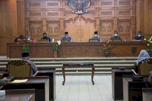 Rapat Paripurna dengan agenda Penyampaian Pemandangan Umum Fraksi - Fraksi terhadap Raperda tentang Grand Design Pembangunan Kependudukan dan Raperda tentang Perubahan atas Perda Kab. Klaten No 16 Tahun 2013 tentang Jaminan Kesehatan Masyarakat Miskin di Kab. Klaten. Kemudian dilanjutkan dengan Penyampainan Rancangan Awal Rencana Pembangunan Jangka Menengah Daerah Kab. Klaten Tahun 2021 - 2026 yang dilaksanakan di Pendopo Kab. Klaten, Rabu Malam (14 April 2021)