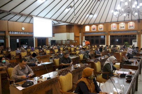 Rapat Paripurna dengan agenda Penyampaian Pemandangan Umum Fraksi - Fraksi terhadap Raperda tentang Grand Design Pembangunan Kependudukan dan Raperda tentang Perubahan atas Perda Kab. Klaten No 16 Tahun 2013 tentang Jaminan Kesehatan Masyarakat Miskin di Kab. Klaten. Kemudian dilanjutkan dengan Penyampainan Rancangan Awal Rencana Pembangunan Jangka Menengah Daerah Kab. Klaten Tahun 2021 - 2026 yang dilaksanakan di Pendopo Kab. Klaten, Rabu Malam (14 April 2021)