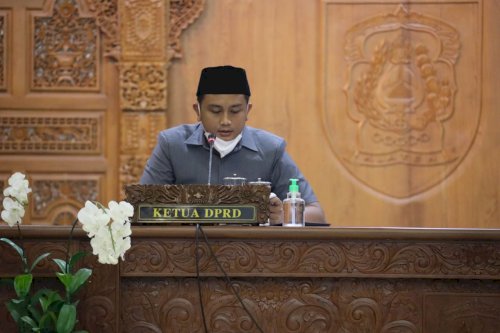 Rapat Paripurna dengan agenda Penyampaian Pemandangan Umum Fraksi - Fraksi terhadap Raperda tentang Grand Design Pembangunan Kependudukan dan Raperda tentang Perubahan atas Perda Kab. Klaten No 16 Tahun 2013 tentang Jaminan Kesehatan Masyarakat Miskin di Kab. Klaten. Kemudian dilanjutkan dengan Penyampainan Rancangan Awal Rencana Pembangunan Jangka Menengah Daerah Kab. Klaten Tahun 2021 - 2026 yang dilaksanakan di Pendopo Kab. Klaten, Rabu Malam (14 April 2021)