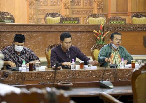 Pimpinan  dan beberapa Anggota DPRD Kab. Klaten mendengarkan penjelasan dari Bappeda mengenai Rancangan Awal RPJMD 2021-2026 Kamis malam di Gedung Paripurna DPRD Kab. Klaten (15 April 2021)