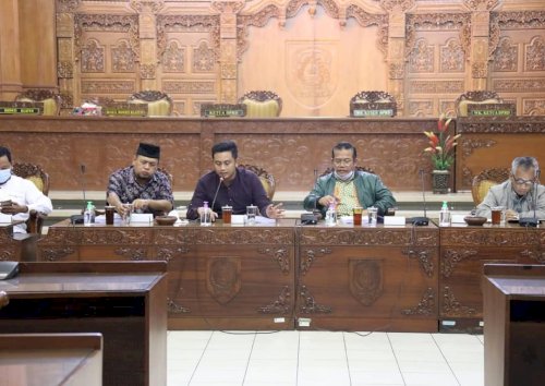 Pimpinan  dan beberapa Anggota DPRD Kab. Klaten mendengarkan penjelasan dari Bappeda mengenai Rancangan Awal RPJMD 2021-2026 Kamis malam di Gedung Paripurna DPRD Kab. Klaten (15 April 2021)