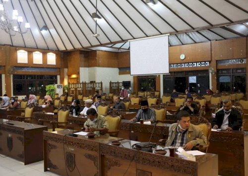 Pimpinan  dan beberapa Anggota DPRD Kab. Klaten mendengarkan penjelasan dari Bappeda mengenai Rancangan Awal RPJMD 2021-2026 Kamis malam di Gedung Paripurna DPRD Kab. Klaten (15 April 2021)