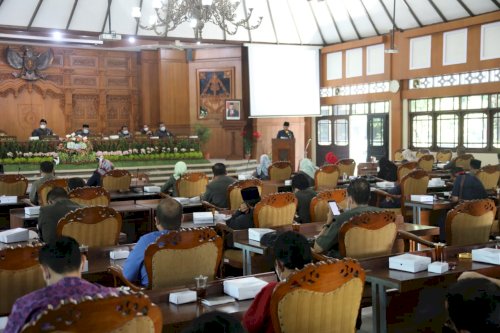 Rapat Paripurna  Persetujuan Dewan terhadap Raperda tentang Grand Design Pembangunan Kependudukan Tahun 2021-2031 dan Raperda tentang Perubahan atas Peraturan Daerah Kab. Klaten Nomor 16 Tahun 2013 tentang Jaminan Kesehatan Masyarakat Miskin Kabupaten Klaten yang kemudian dilanjutkan oleh Penyampaian Pendapat Akhir Bupati, Acara berlangsung di Gedung Paripurna, Jumat Pagi (18/6)