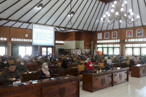 Rapat Paripurna  Persetujuan Dewan terhadap Raperda tentang Grand Design Pembangunan Kependudukan Tahun 2021-2031 dan Raperda tentang Perubahan atas Peraturan Daerah Kab. Klaten Nomor 16 Tahun 2013 tentang Jaminan Kesehatan Masyarakat Miskin Kabupaten Klaten yang kemudian dilanjutkan oleh Penyampaian Pendapat Akhir Bupati, Acara berlangsung di Gedung Paripurna, Jumat Pagi (18/6)