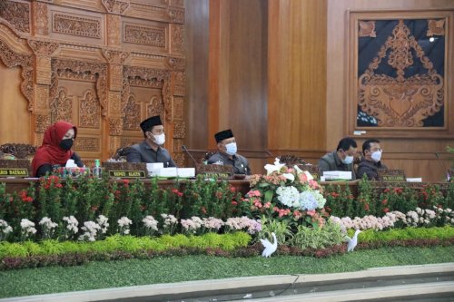 Rapat Paripurna  Persetujuan Dewan terhadap Raperda tentang Grand Design Pembangunan Kependudukan Tahun 2021-2031 dan Raperda tentang Perubahan atas Peraturan Daerah Kab. Klaten Nomor 16 Tahun 2013 tentang Jaminan Kesehatan Masyarakat Miskin Kabupaten Klaten yang kemudian dilanjutkan oleh Penyampaian Pendapat Akhir Bupati, Acara berlangsung di Gedung Paripurna, Jumat Pagi (18/6)