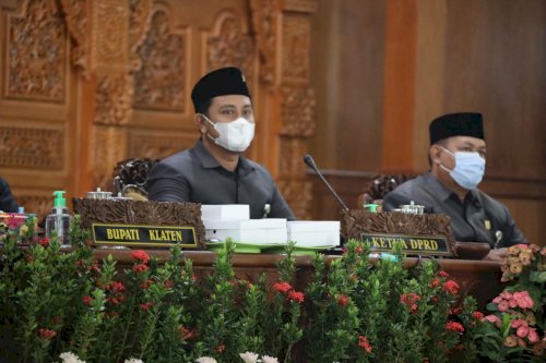 Rapat Paripurna  Persetujuan Dewan terhadap Raperda tentang Grand Design Pembangunan Kependudukan Tahun 2021-2031 dan Raperda tentang Perubahan atas Peraturan Daerah Kab. Klaten Nomor 16 Tahun 2013 tentang Jaminan Kesehatan Masyarakat Miskin Kabupaten Klaten yang kemudian dilanjutkan oleh Penyampaian Pendapat Akhir Bupati, Acara berlangsung di Gedung Paripurna, Jumat Pagi (18/6)