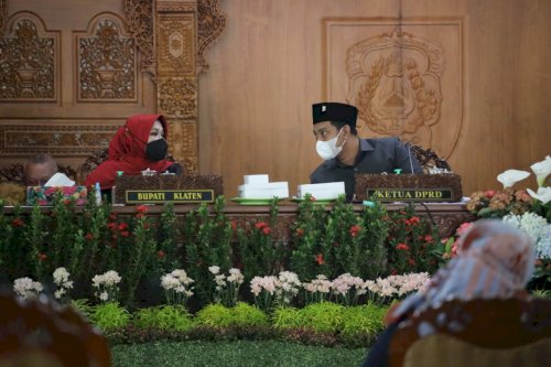 Rapat Paripurna  Persetujuan Dewan terhadap Raperda tentang Grand Design Pembangunan Kependudukan Tahun 2021-2031 dan Raperda tentang Perubahan atas Peraturan Daerah Kab. Klaten Nomor 16 Tahun 2013 tentang Jaminan Kesehatan Masyarakat Miskin Kabupaten Klaten yang kemudian dilanjutkan oleh Penyampaian Pendapat Akhir Bupati, Acara berlangsung di Gedung Paripurna, Jumat Pagi (18/6)