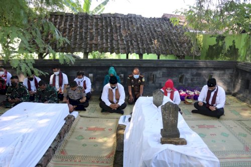 Momentum Peringatan Hari Jadi Kabupaten Klaten ke-217 di Pendopo Kabupaten Klaten, kemudian dilanjutkan Ziarah ke makam Bupati Kab. Klaten Pertama, Kedua, dan Ketiga sebagai bentuk penghormatan dan mengenang jasa serta pengabdian para pendahulu, Rabu Pagi(28/7)  #dprdklaten #bersamasasatutujuan #klaten217