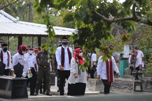 Momentum Peringatan Hari Jadi Kabupaten Klaten ke-217 di Pendopo Kabupaten Klaten, kemudian dilanjutkan Ziarah ke makam Bupati Kab. Klaten Pertama, Kedua, dan Ketiga sebagai bentuk penghormatan dan mengenang jasa serta pengabdian para pendahulu, Rabu Pagi(28/7)  #dprdklaten #bersamasasatutujuan #klaten217