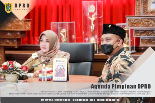 Ketua DPRD Kab. Klaten, Hamenang Wajar Ismoyo, S.I.Kom, bersama Ibu Bupati dan Rekan- Rekan Forkopimda lainnya mengikuti Rapat Kerja Menteri Dalam Negeri bersama Kepala Daerah Seluruh Indonesia dalam rangka Evaluasi Program Strategis Kegiatan Pemerintah Daerah via Zoom, di Kantor Bupati Kabupaten Klaten, Senin pagi (24/1).