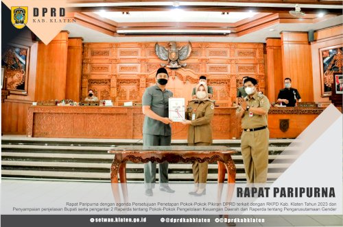 Rapat Paripurna dengan agenda Persetujuan Penetapan Pokok-Pokok Pikiran DPRD terkait dengan RKPD Kab. Klaten Tahun 2023 dan Penyampaian penjelasan Bupati serta pengantar 2 Raperda tentang Pokok-Pokok Pengelolaan Keuangan Daerah dan Raperda tentang Pengarusutamaan Gender, Senin pagi (7/3) di Gedung Paripurna DPRD Kab. Klaten