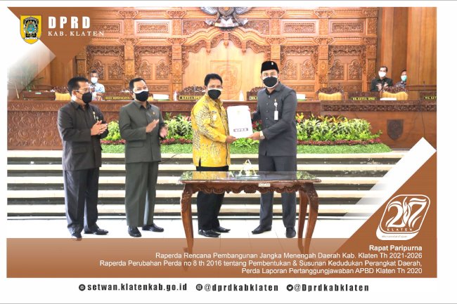 RAPAT PARIPURNA  PERSETUJUAN TIGA RAPERDA