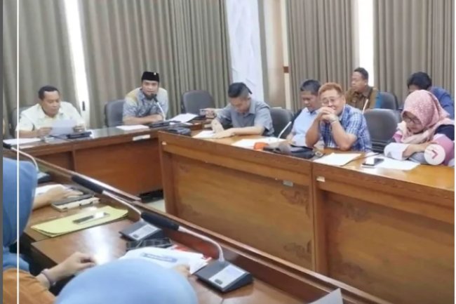 Klaten, 6 Maret 2025 – Badan Pembentukan Peraturan Daerah (Bapemperda) DPRD Kabupaten Klaten menggelar rapat bersama Organisasi Perangkat Daerah (OPD) terkait untuk membahas perubahan Program Pembentukan Peraturan Daerah (Propemperda) Tahun 2025.