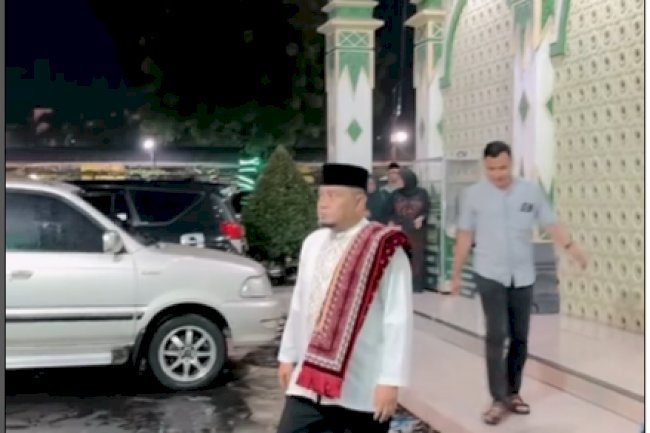 Ketua DPRD Kabupaten Klaten, Edy Sasongko mengikuti Sholat Isya dan Tarawih bersama rekan rekan Forkopimda Kabupaten Klaten, Sabtu malam (8/3) di Masjid Raya Klaten