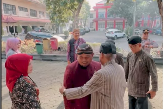 Klaten – Ketua DPRD Kabupaten Klaten, H. Edy Sasongko beserta istri, menghadiri Upacara Peringatan Hari Kartini ke-146 Tahun 2025 Tingkat Kabupaten Klaten yang diselenggarakan di halaman Pendopo Kabupaten Klaten, Senin pagi (21/4).