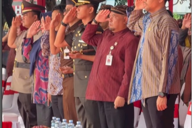 Ketua DPRD Kabupaten Klaten, H Edy Sasongko mengikuti Upacara Peringatan Hari Pendidikan Nasional (Hardiknas) tahun 2025 bersama Bupati Klaten, Hamenang Wajar Ismoyo, S.I.Kom sebagai Inspektur upacara dan Wakil Bupati Klaten, Forkopimda, jajaran OPD, ASN, dan perwakilan dari SMP, SMA, dan SMK di Kabupaten Klaten Jumat pagi (2/5) di Alun-alun Kabupaten Klaten.