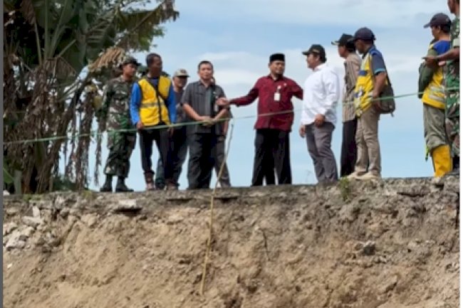 Klaten, Kamis, 19 Juni 2025 – Ketua DPRD Kabupaten Klaten, H. Edy Sasongko, melakukan peninjauan langsung ke lokasi tanggul yang roboh di Desa Balak, Kecamatan Cawas, Kabupaten Klaten. Peninjauan ini dilakukan untuk memantau kondisi terkini pasca-kejadian serta menyerap aspirasi masyarakat terkait dampak yang ditimbulkan.