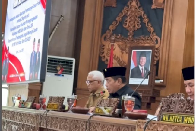 Rapat Paripurna DPRD Kabupaten Klaten dengan agenda Penyampaian Jawaban Bupati atas Pemandangan Umum Fraksi terhadap 2 Raperda