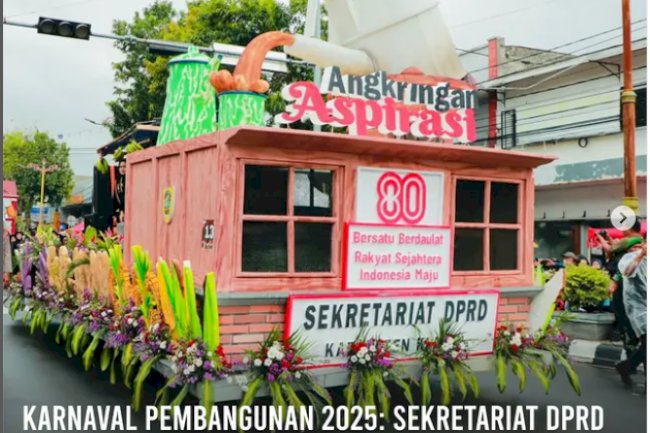 Sekretariat DPRD Klaten Hadirkan Mobil Hias “Angkringan Aspirasi” di Karnaval Pembangunan 2025