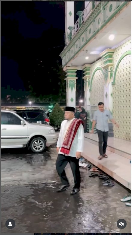 Ketua DPRD Kabupaten Klaten, Edy Sasongko mengikuti Sholat Isya dan Tarawih bersama rekan rekan Forkopimda Kabupaten Klaten, Sabtu malam (8/3) di Masjid Raya Klaten