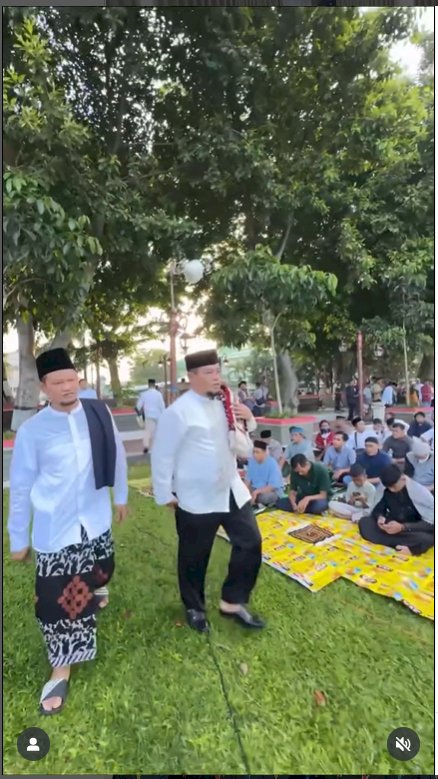 Ketua DPRD Kabupaten Klaten, Edy Sasongko mendampingi Bupati Klaten Shalat Idul Fitri 1 Syawal 1446 H / 2025 M bersama Forkopimda, Kepala OPD, Camat, Instansi Vertikal, Tokoh Agama dan Masyarakat Kabupaten Klaten, Senin pagi (31/3) di Alun-Alun Kabupaten Klaten.