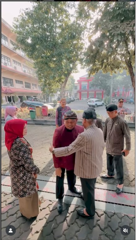 Klaten – Ketua DPRD Kabupaten Klaten, H. Edy Sasongko beserta istri, menghadiri Upacara Peringatan Hari Kartini ke-146 Tahun 2025 Tingkat Kabupaten Klaten yang diselenggarakan di halaman Pendopo Kabupaten Klaten, Senin pagi (21/4).