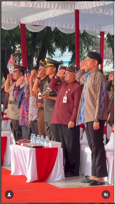 Ketua DPRD Kabupaten Klaten, H Edy Sasongko mengikuti Upacara Peringatan Hari Pendidikan Nasional (Hardiknas) tahun 2025 bersama Bupati Klaten, Hamenang Wajar Ismoyo, S.I.Kom sebagai Inspektur upacara dan Wakil Bupati Klaten, Forkopimda, jajaran OPD, ASN, dan perwakilan dari SMP, SMA, dan SMK di Kabupaten Klaten Jumat pagi (2/5) di Alun-alun Kabupaten Klaten.