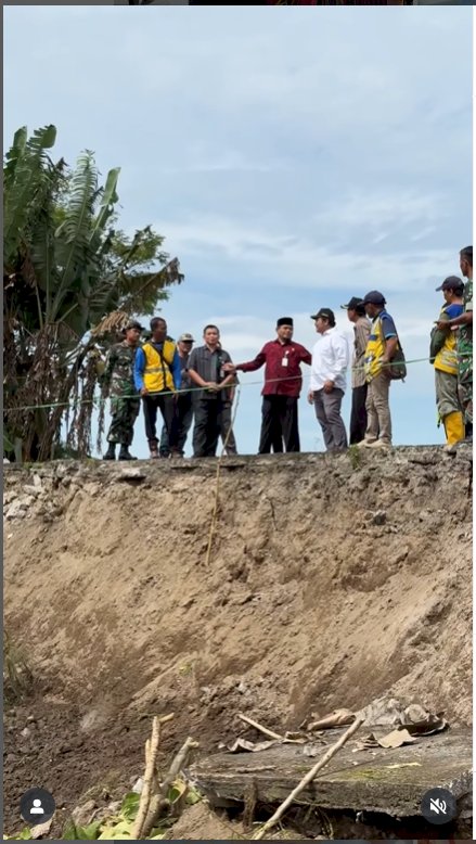 Klaten, Kamis, 19 Juni 2025 – Ketua DPRD Kabupaten Klaten, H. Edy Sasongko, melakukan peninjauan langsung ke lokasi tanggul yang roboh di Desa Balak, Kecamatan Cawas, Kabupaten Klaten. Peninjauan ini dilakukan untuk memantau kondisi terkini pasca-kejadian serta menyerap aspirasi masyarakat terkait dampak yang ditimbulkan.