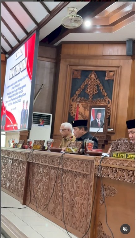 Rapat Paripurna DPRD Kabupaten Klaten dengan agenda Penyampaian Jawaban Bupati atas Pemandangan Umum Fraksi terhadap 2 Raperda